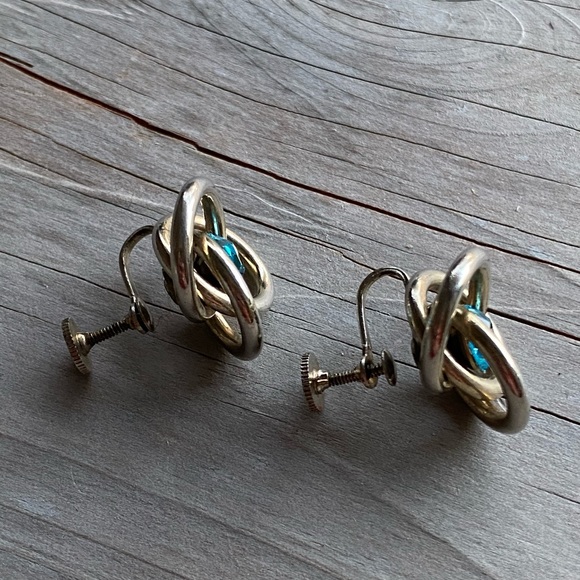 *RARE FIND* Signed Coro Silver Tone Love Knot Screw Back Earring with Bl… - Picture 8 of 8